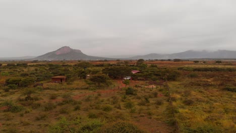 pueblo samburu-maasai en medio de la nada en el norte de kenia