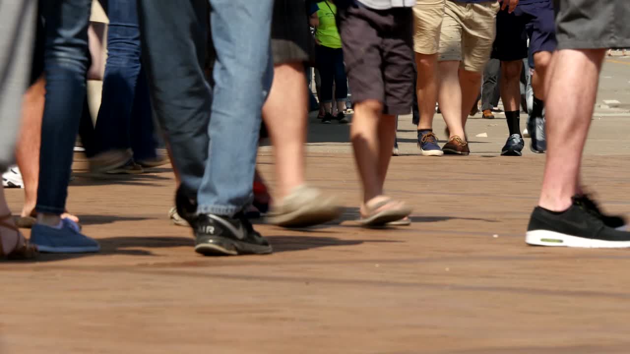 군중 속에 있는 사람들의 다리