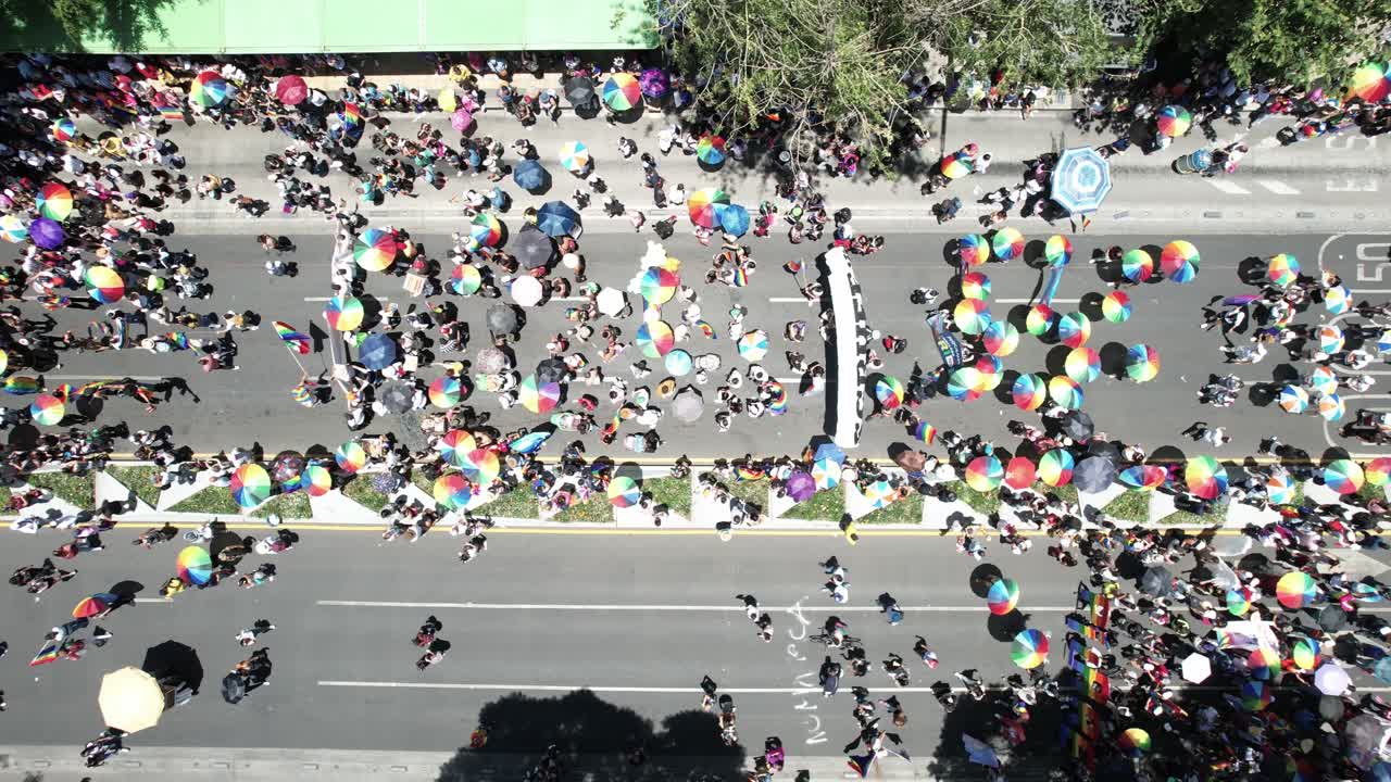 오버헤드 드론은 멕시코 시티 2023의 게이 프라이드 행진에서 게이 프라이드의 색 ⁇ 을 가진 다양한 우산을 촬영했습니다.