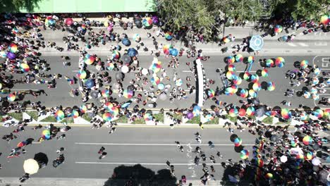 Eine-Overhead-Drohne-Schoss-Beim-Pride-Marsch-Von-Mexiko-Stadt-2023-Verschiedene-Regenschirme-In-Den-Farben-Des-Gay-Pride