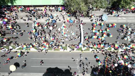 drones aéreos dispararon varios paraguas con los colores del orgullo gay en la marcha del orgullo de la ciudad de méxico 2023