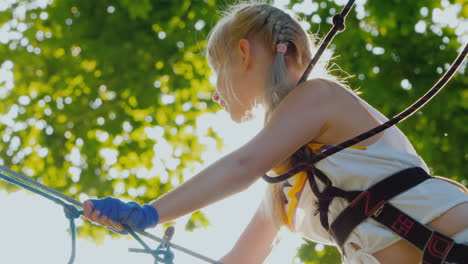 Ein-Tapferes-Kind-Unternimmt-Schritte-Auf-Einem-Gestaffelten-Kabel-In-Einer-Höhe,-Um-Das-Angstkonzept-Zu-überwinden