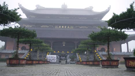 Pagoda-Bai-Dinh-En-La-Niebla---El-Complejo-Budista-Más-Grande-Del-Sudeste-Asiático-En-La-Montaña-Bai-Dinh,-Distrito-De-Gia-Vien,-Vietnam---Dolly-Shot