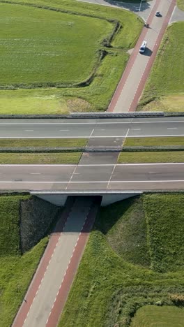 vista aérea de la intersección de la carretera con paso subterráneo y carriles para bicicletas