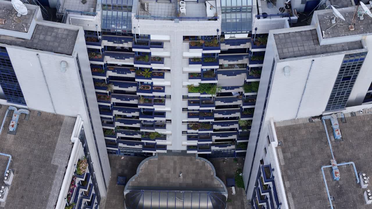 Duizelingwekkende, verticale drone-opname