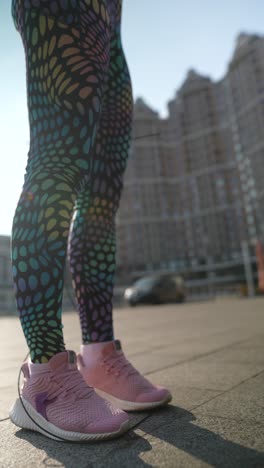 mujer corriendo por la ciudad