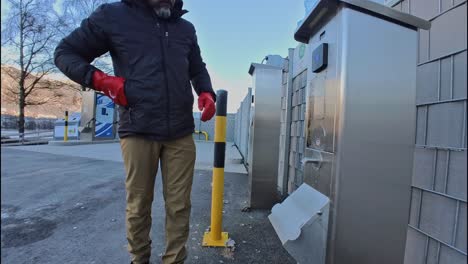 un hombre vacía un cassette de inodoro de un vehículo rv