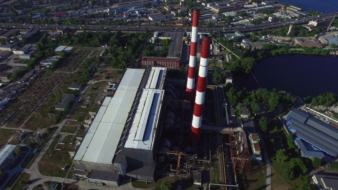 planta de energía de chimenea industrial en la ciudad moderna. vista de drones planta de energía de agua de tubería