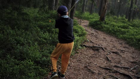 Un-Niño-Atrapa-Mariposas-Con-Una-Red