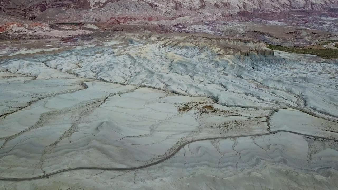 vista aérea de drones del desierto de utah en el crepúsculo