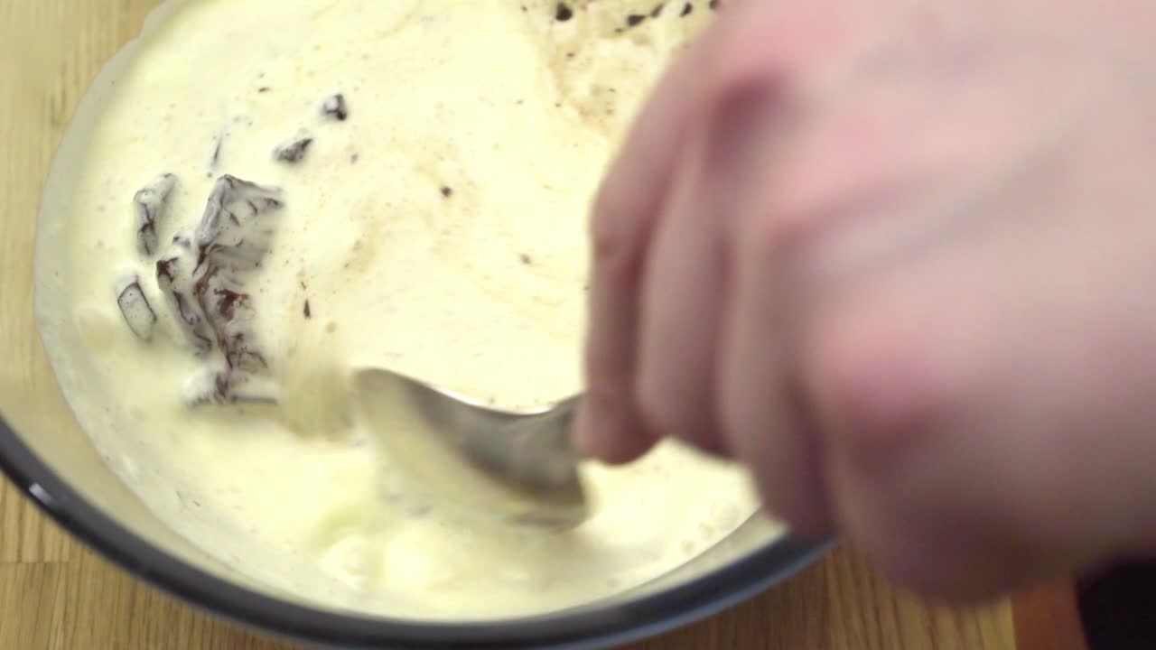 vertiendo leche de un recipiente