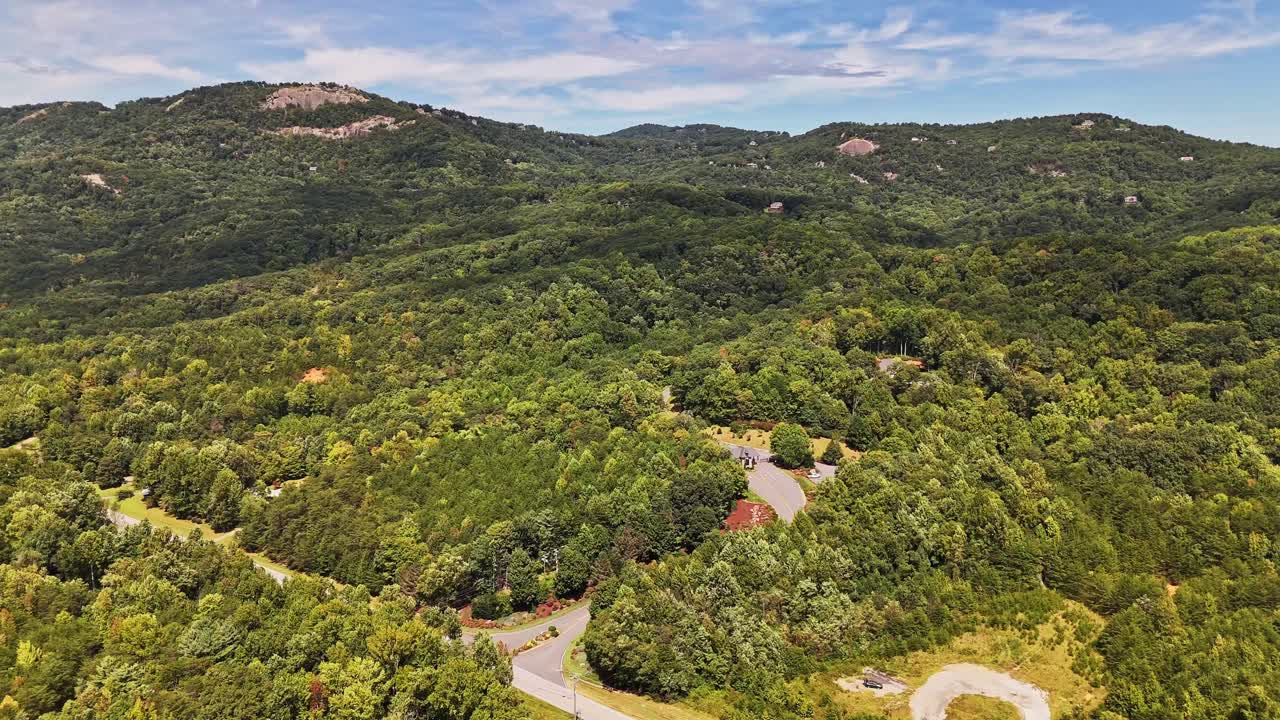 vista aérea se aleja de la entrada a los acantilados vidriosos en landrum, sc.