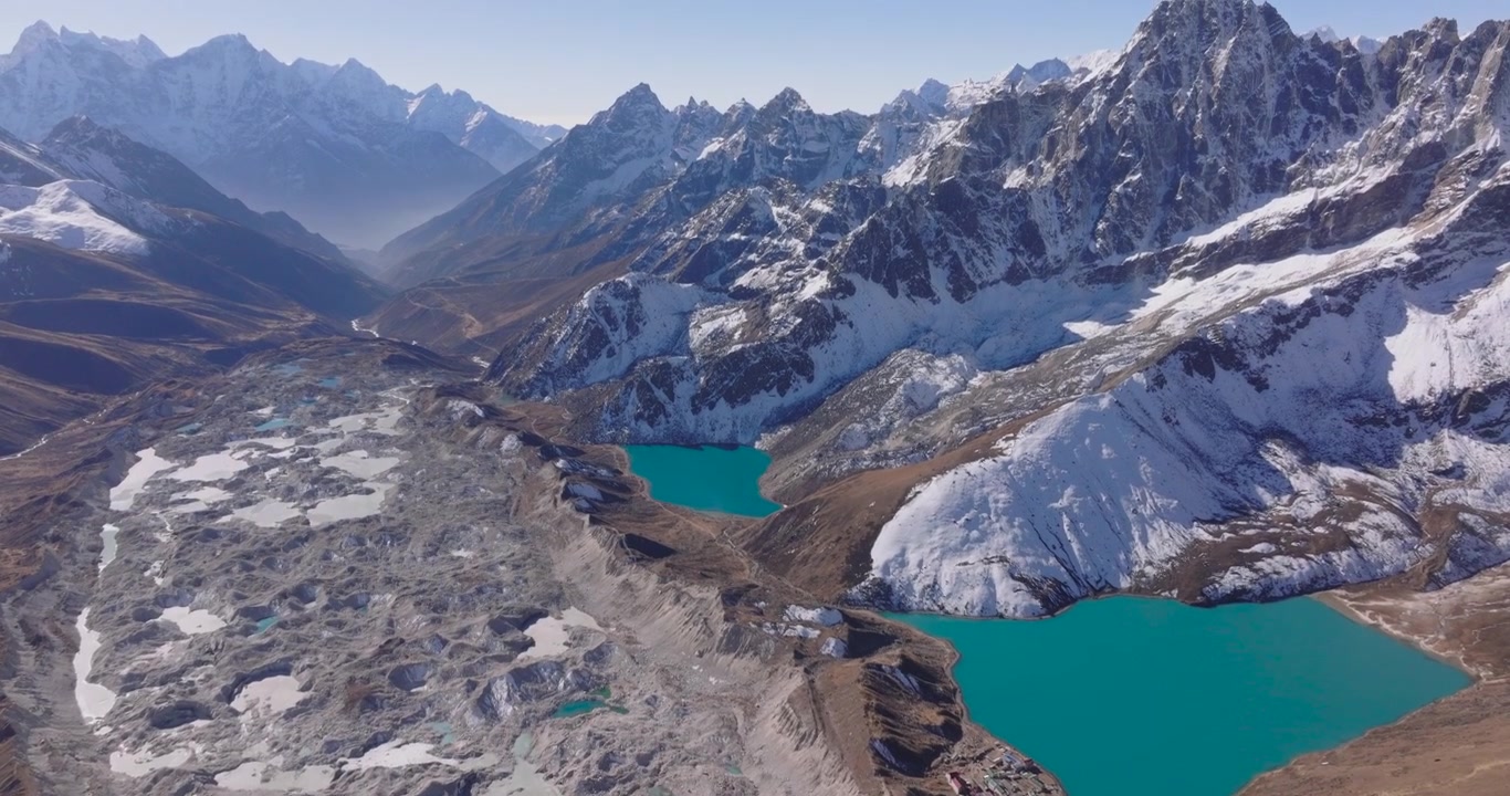 Gokyo-järvet, Everestin alue, Nepal, dronen ilmakuva paljastaa eloisat turkoosit järvet massiivisen jäätikön vieressä, joka kiemurtelee lumihuippuisten vuorenhuippujen läpi.