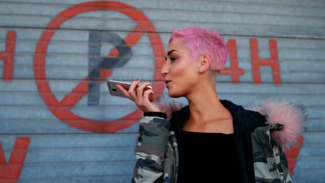 Mujer-De-Cabello-Rosado-Hablando-Por-Teléfono-Móvil-Afuera-De-La-Tienda-4k