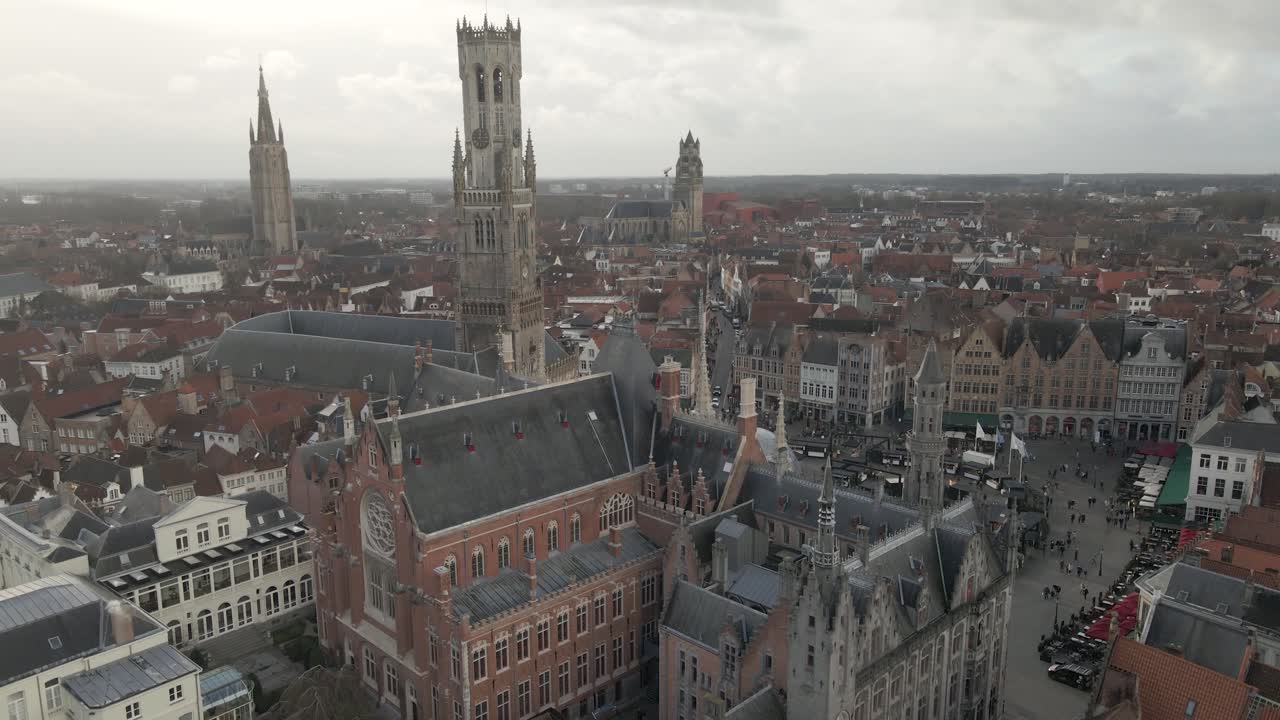 Ripresa aerea con drone della città di Bruges in Belgio. Veduta panoramica dall'alto di una città europea