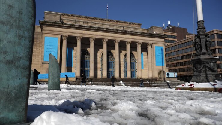 Municipio di Sheffield nella neve in una giornata di sole, angolazione bassa, grandangolo