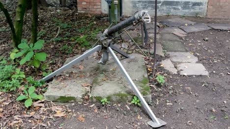 aspersor de metal antiguo para regar en el parque de la residencia real de krichim, bulgaria