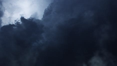 nubes oscuras que vuelan sobre el cielo y la tormenta
