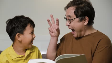 hombre asiático y niño en el dormitorio