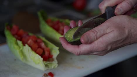 Primer-Plano-De-Cámara-Lenta-De-Rebanar-Avacodo-Para-Una-Envoltura