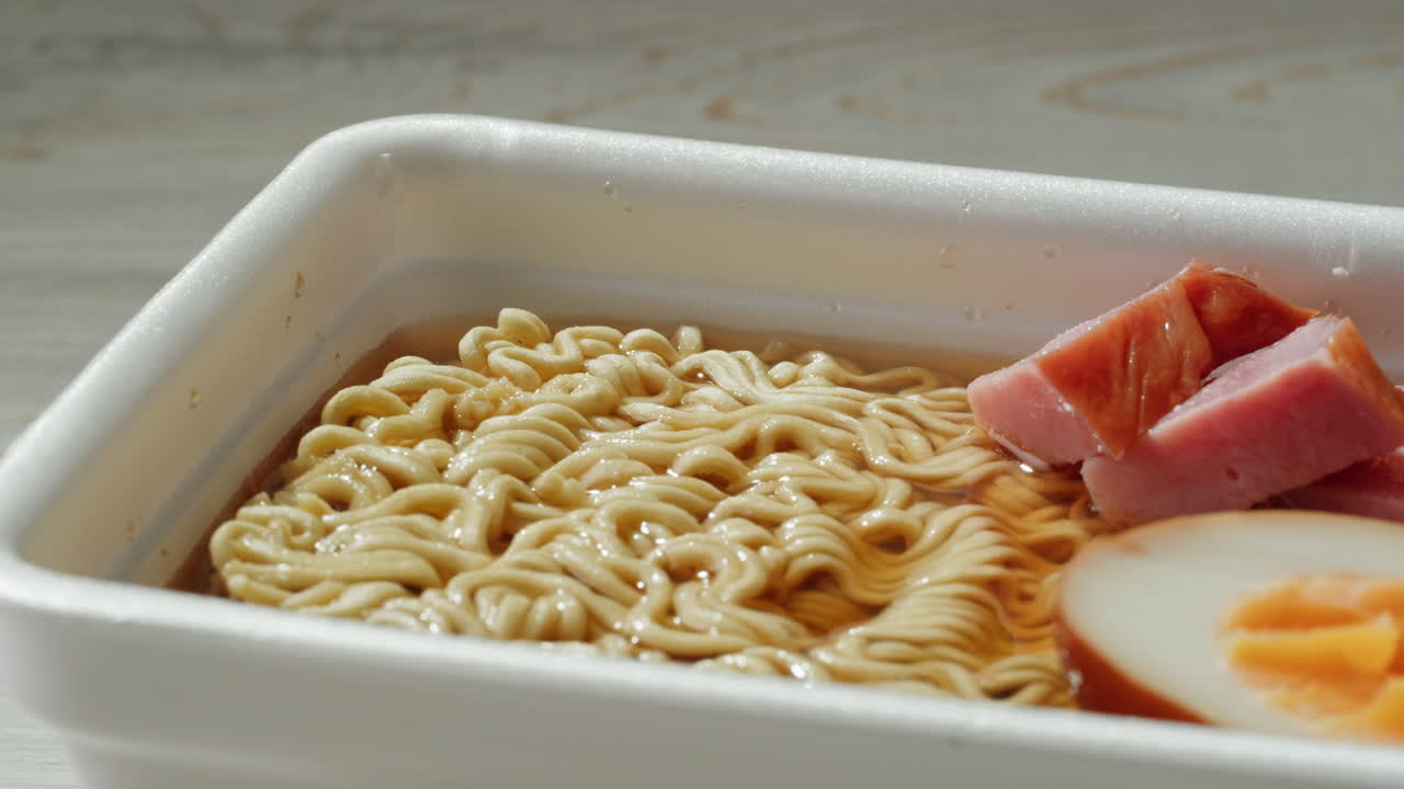 ramen instantáneo con maíz y jamón