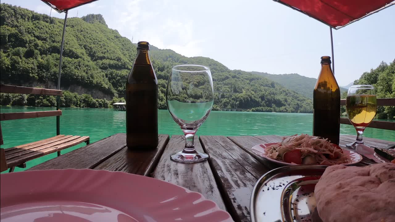 comiendo en un lugar de fantasía en el lago jablanica, bosnia y herzegovina