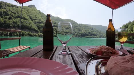 Comer-En-Un-Lugar-De-Fantasía-En-El-Lago-Jablanica,-Bosnia-Y-Herzegovina.