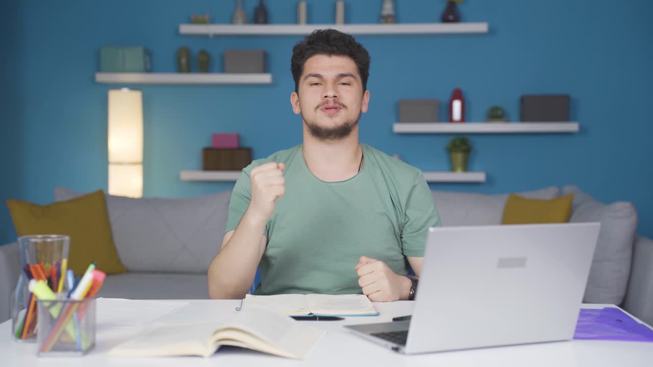 estudiante de sexo masculino que habla motivacionalmente.