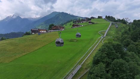 Background-of-the-Austrian-Alps-the-cable-cars-at-Maiskogel,-Kitzsteinhorn-in-operation