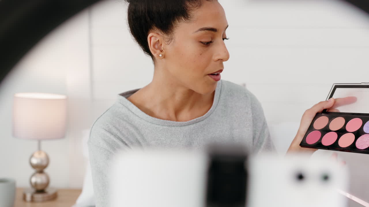 mujer negra, influencer y teléfono video maquillaje