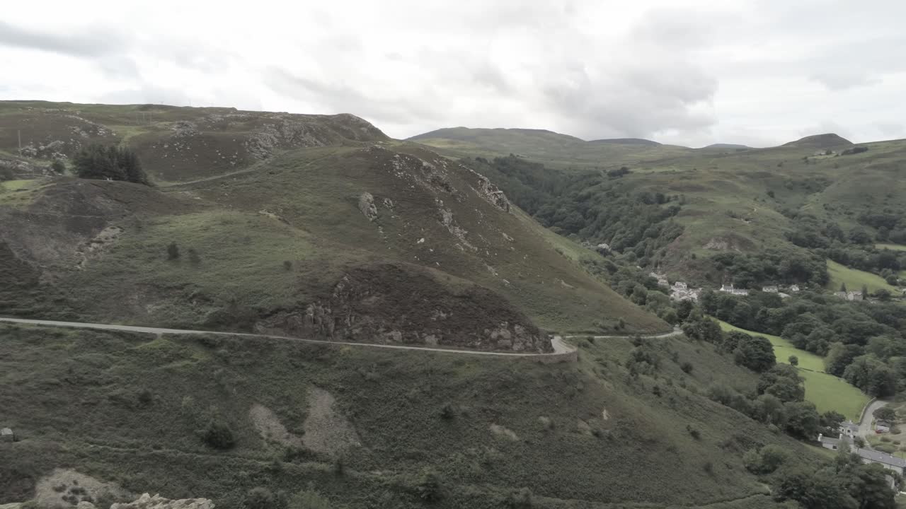 capelulo penmaenmawr montaña galesa valle costero vista aérea norte de gales órbita derecha rápida
