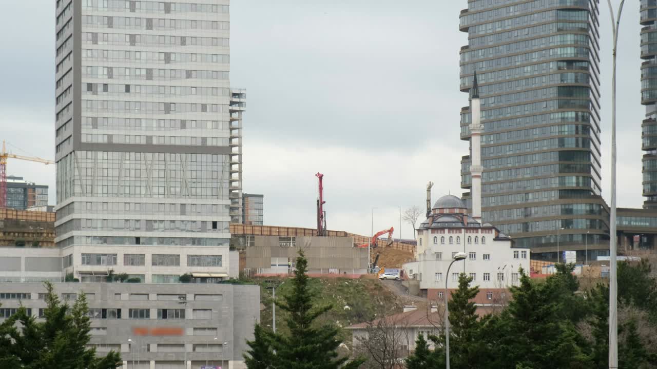 las máquinas de construcción están trabajando en la zona de regeneración urbana de fikettepe en estambul