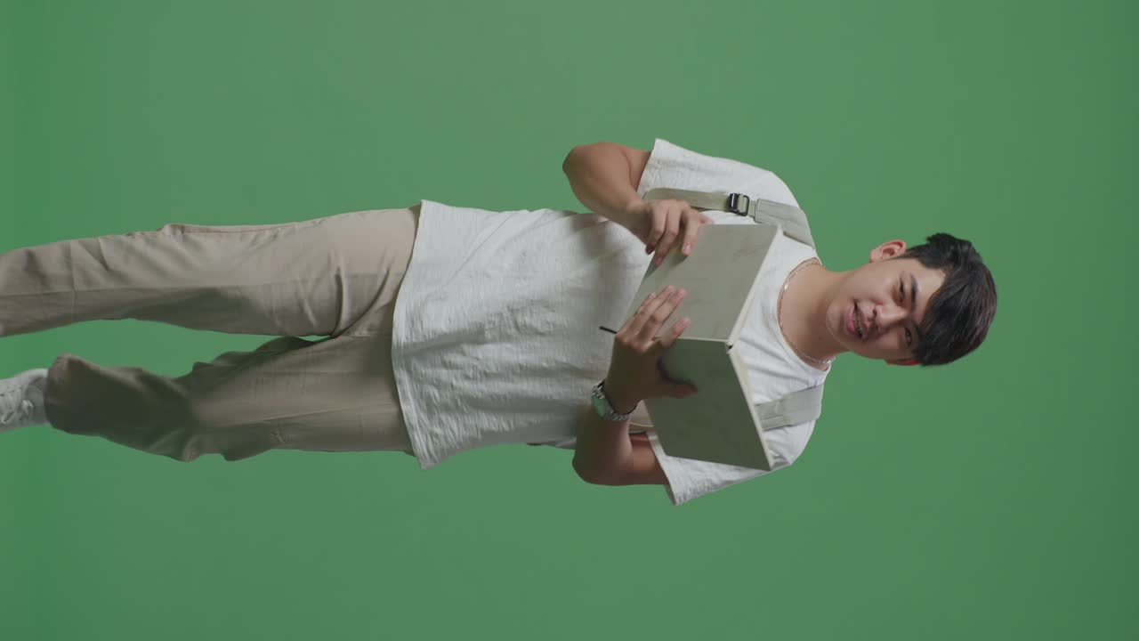 노트북 을 읽는 젊은 남자