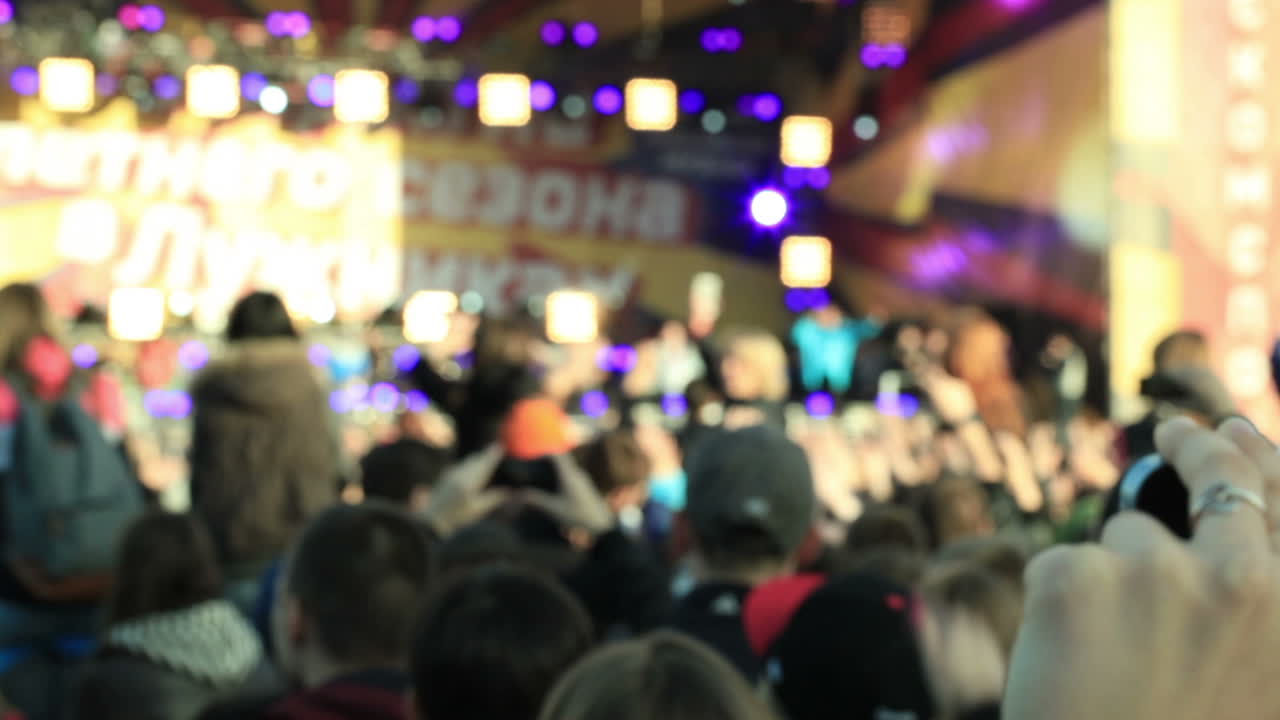 정체불명의 음악 팬들이 쇼를 녹음합니다.