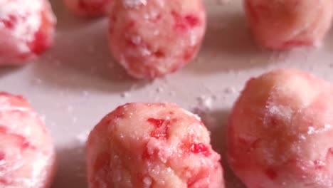 primer plano de cereza cordial masa para galletas navideñas enrollada y preparada para hornear en el horno