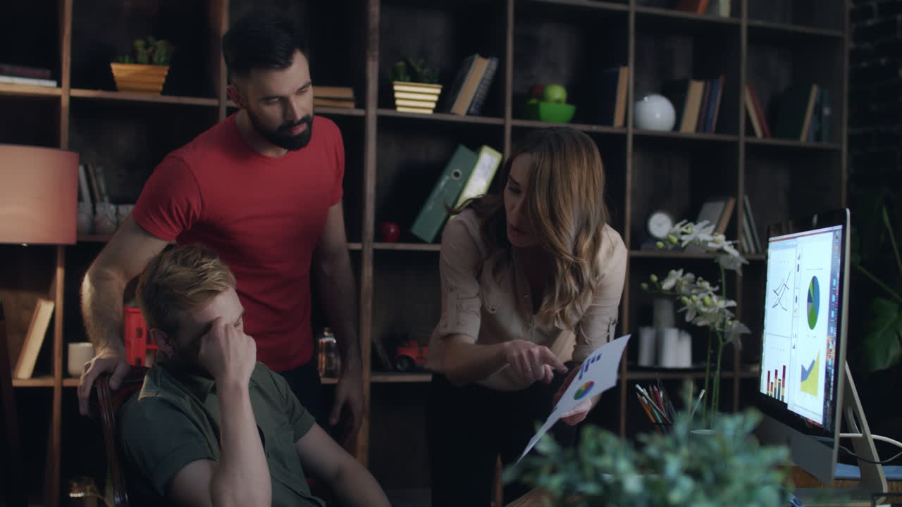 mujer de negocios nerviosa gritando a los trabajadores no profesionales