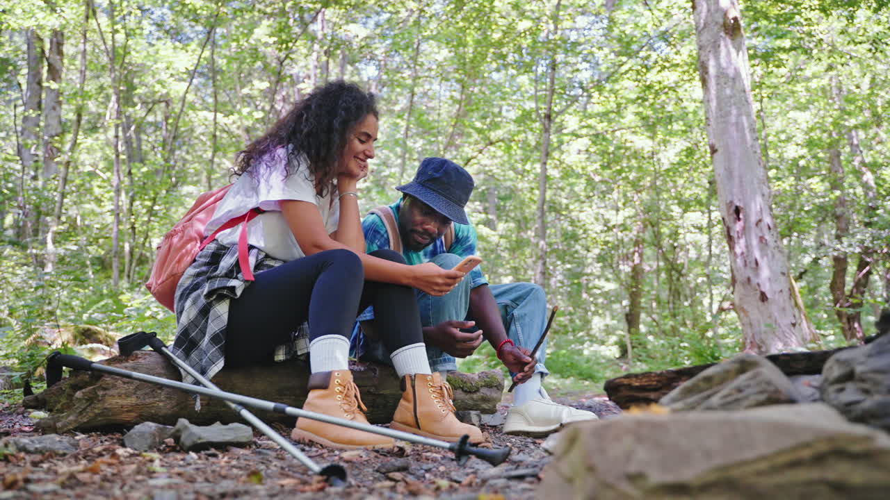 pareja de senderismo en el bosque