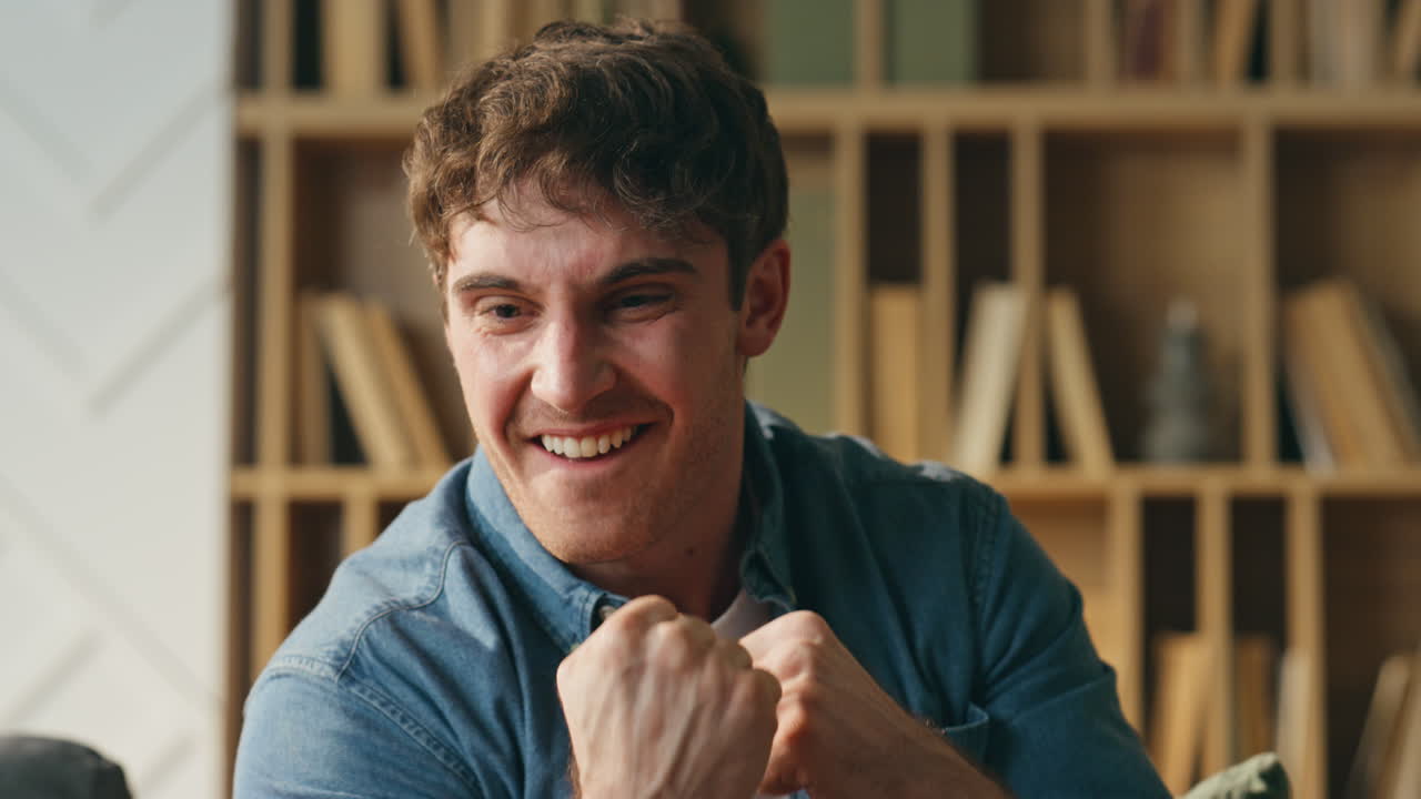 hombre emocional regocijándose del éxito sentado en casa de cerca. hombre feliz celebrando la victoria