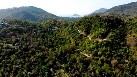 Eine-Einziehbare-Luftdrohnenaufnahme-Der-Berge-Und-Hügeligen-Autobahnen-Der-Shark-Bay-Auf-Der-Insel-Koh-Tao,-Die-Langsam-Den-Rest-Der-Inseln-Auf-Der-Anderen-Seite,-In-Der-Provinz-Chumpon-In-Thailand,-Freigibt