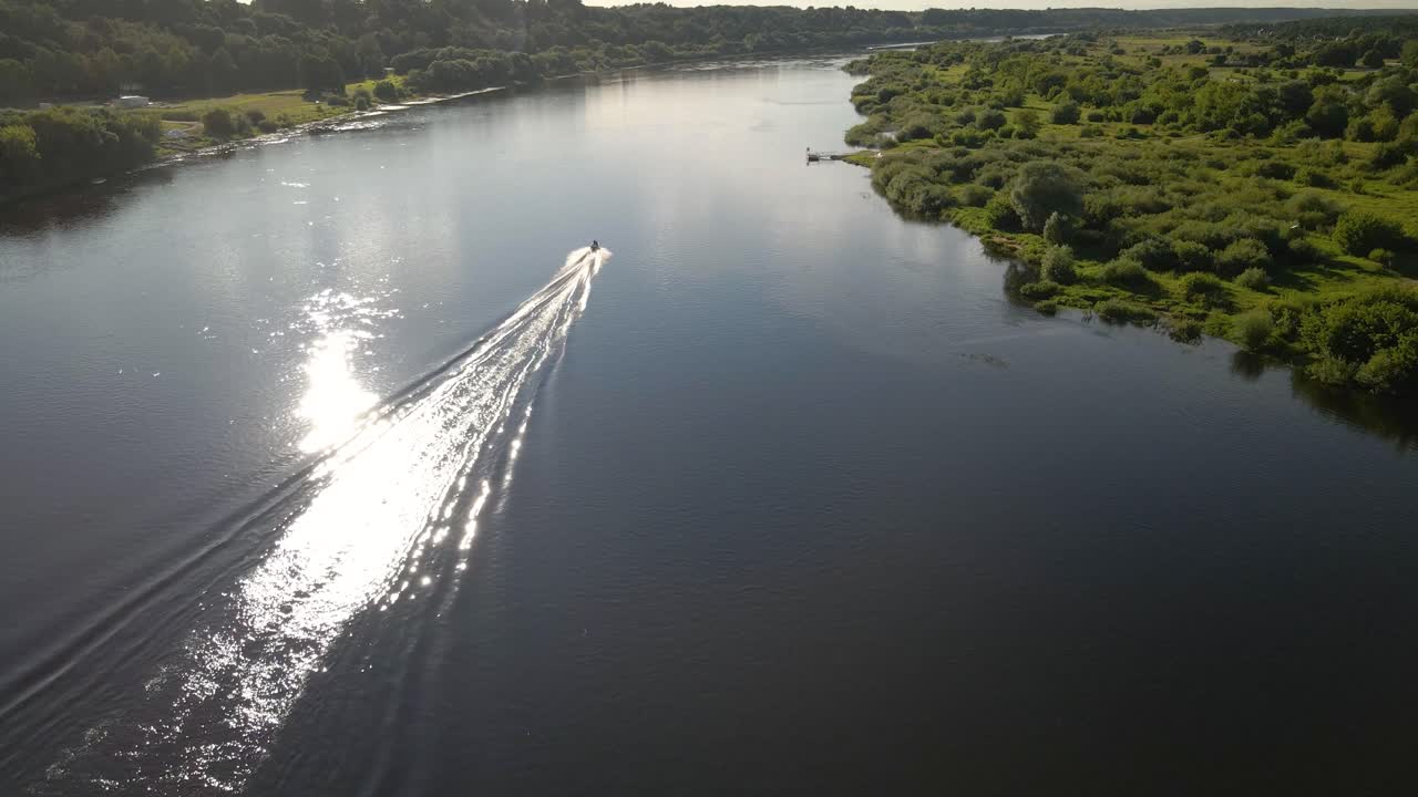 toma aérea de un ferry navegando en el río nemunas con hermosa naturaleza cerca de kaunas, lituania-4
