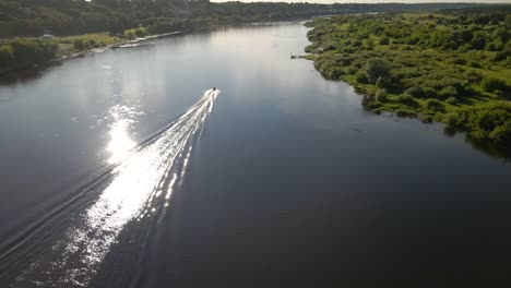 Luftaufnahme-Einer-Fähre,-Die-Auf-Dem-Fluss-Nemunas-Segelt,-Mit-Wunderschöner-Natur-In-Der-Nähe-Von-Kaunas,-Litauen-4