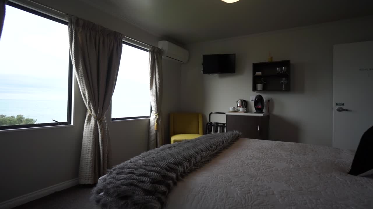 고급스럽고 현대적인 부티크 호텔 객실, 램프가 있는 더블 퀸 사이즈 침대, 바다 전망