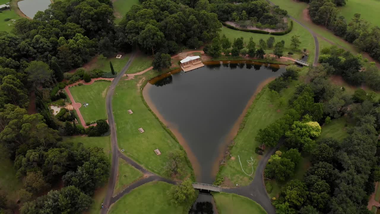 toma aérea de un parque junto al lago