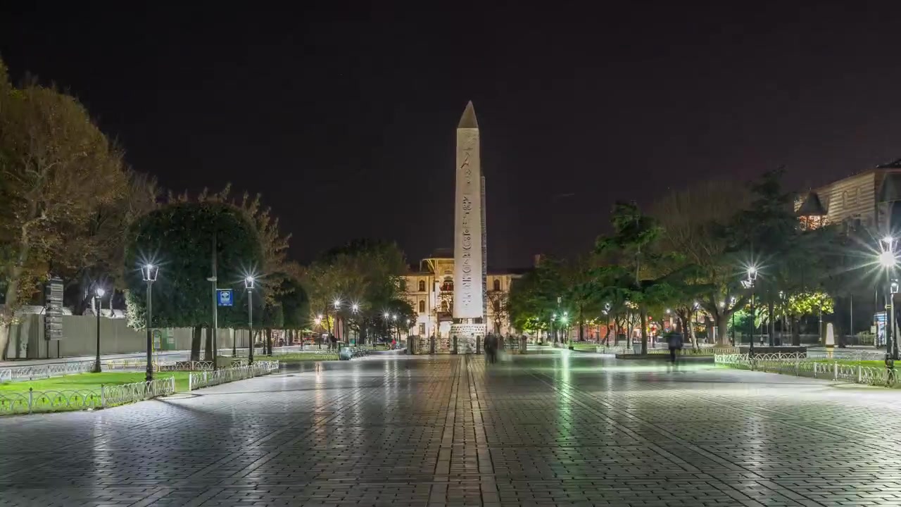 Obelisco de Teodósio (Dikilitaş) com hieróglifos na Praça Sultanahmet iluminado à noite, timelapse hyperlapse, Istambul, Turquia. Antigo obelisco egípcio na cidade de Istambul.