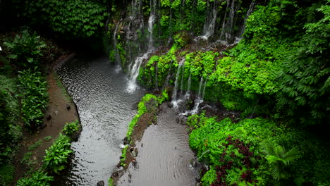 cataratas y piscinas naturales de serang wana amertha, en la ciudad indonesia de bali.