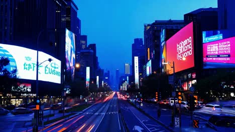 una vista nocturna de una calle de la ciudad con semáforos y coches