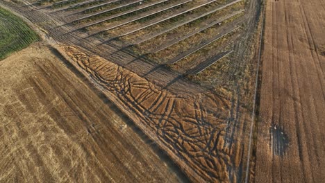 Drone-Vuela-Sobre-El-Panel-Solar-En-La-Granja-De-La-Estación-Base-Fotovoltaica-En-El-Campo