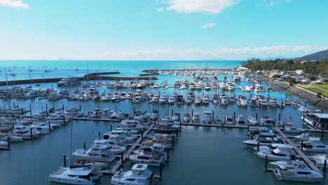 Schwenk-Entlang-Der-Küste-Mit-Blick-über-Den-Yachthafen-In-Richtung-Whitsunday-Passage