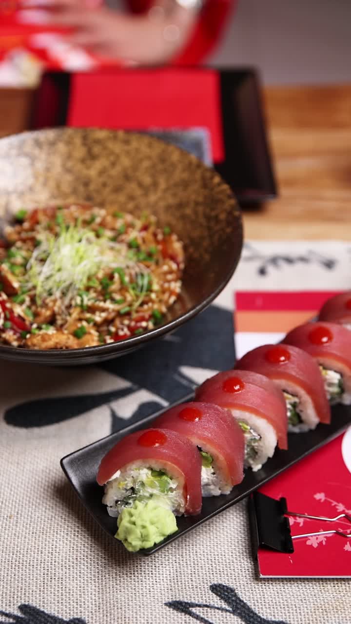 Rolos de Sushi de Atum Gourmet e Prato de Arroz Asiático em Mesa de Jantar
