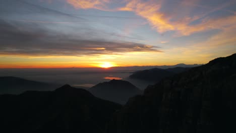 Vista-Aérea-Ascendente-De-Drones-De-La-Puesta-De-Sol-Sobre-La-Cordillera-De-Resegone-En-El-Norte-De-Italia